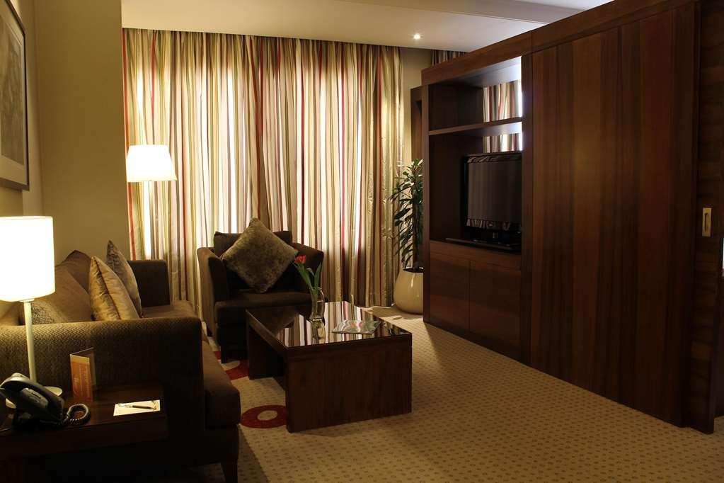 Safir Fintas Hotel Kuwait Kuwait City Rom bilde A suite at the hotel
