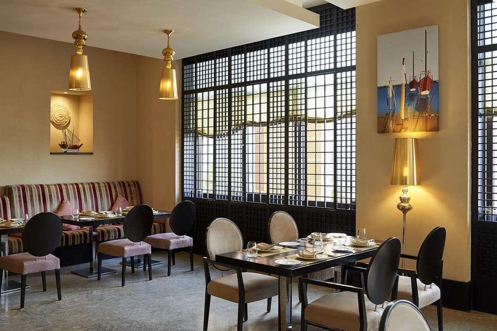 Safir Fintas Hotel Kuwait Kuwait City Fasiliteter bilde The restaurant