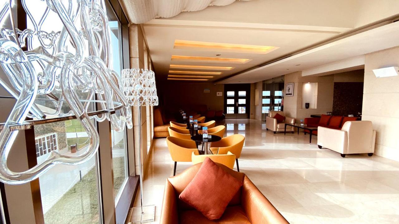 Safir Fintas Hotel Kuwait Kuwait City Eksteriør bilde The lounge at the airport