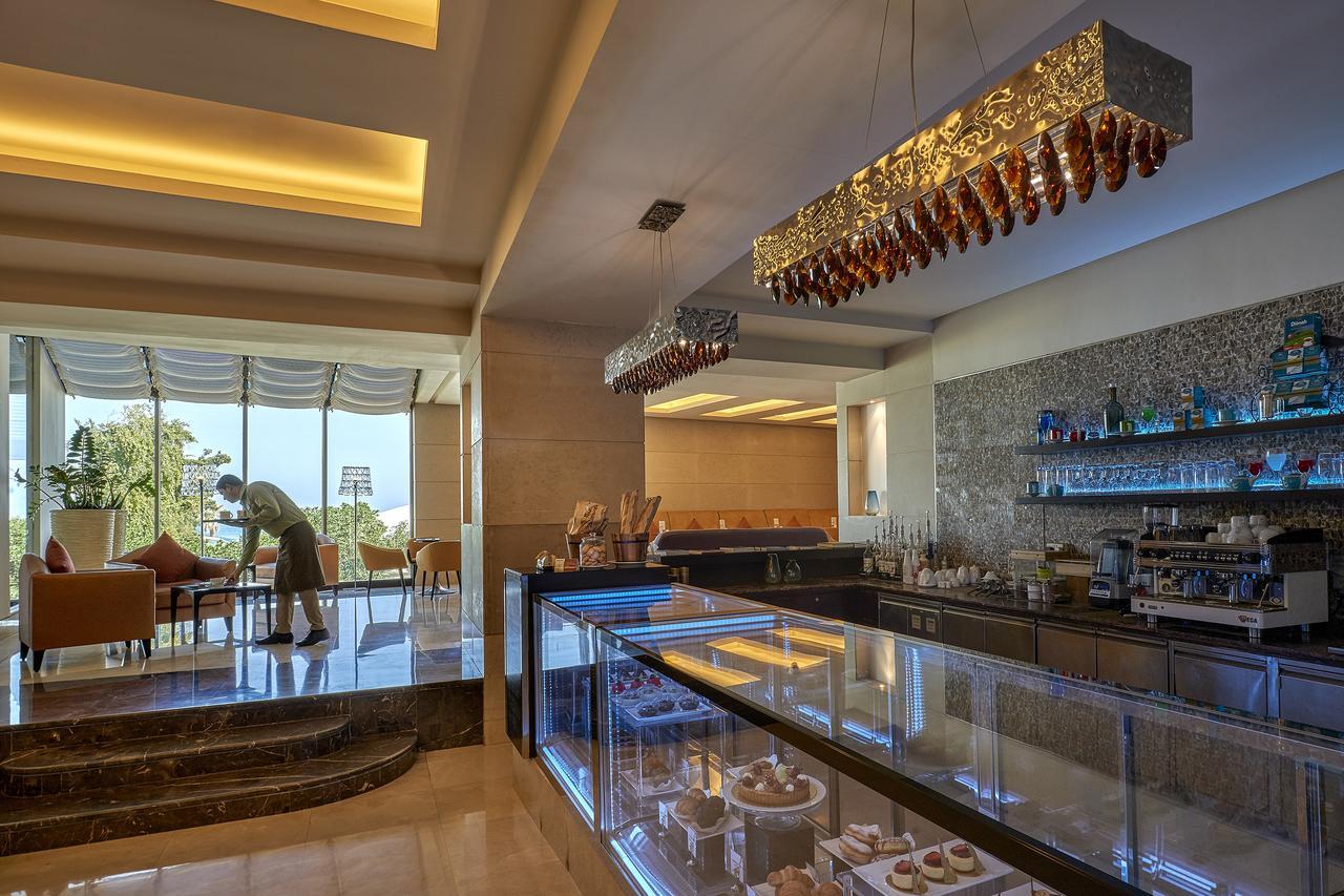 Safir Fintas Hotel Kuwait Kuwait City Eksteriør bilde The lobby bar