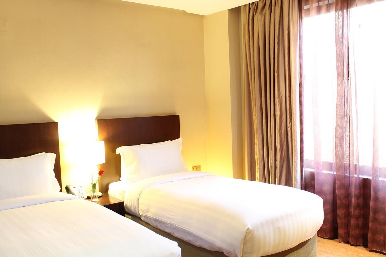 Safir Fintas Hotel Kuwait Kuwait City Eksteriør bilde A typical room at the hotel