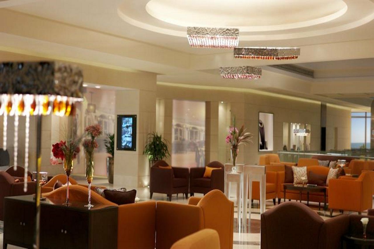 Safir Fintas Hotel Kuwait Kuwait City Interiør bilde The lounge at the airport